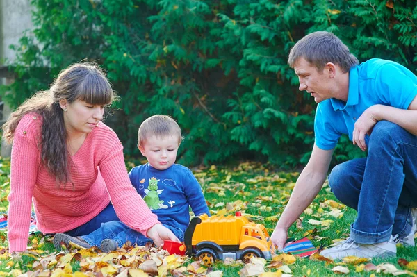 Father, mother and young son at a picnic in the park — Stock Photo, Image