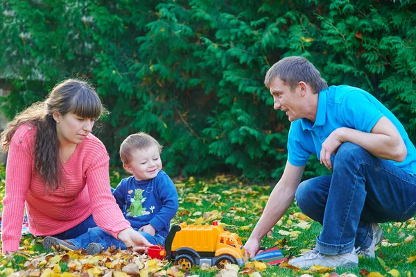 Père, mère et jeune fils à un pique-nique dans le parc — Photo