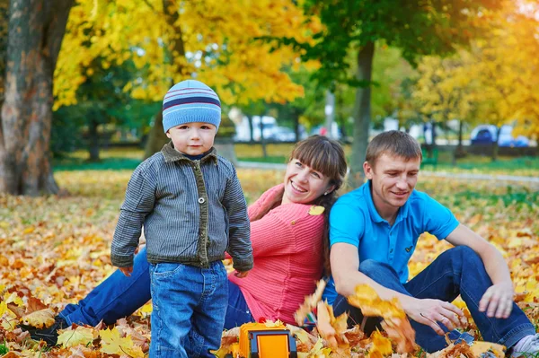 Jonge gezin lopen in herfst park — Stockfoto