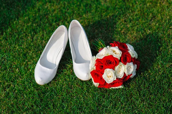 Bridal bouquet and white shoes bride — Stock Photo, Image