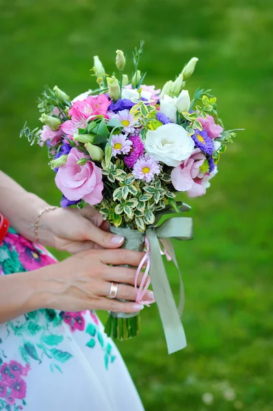 Bride holding beautiful wedding bouquet — Stock Photo, Image