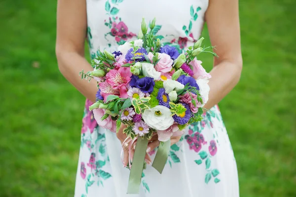 Bride holding beautiful wedding bouquet — Stock Photo, Image