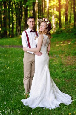 mutlu güzel gelin ve damat güneş ışığı alan üzerinde yürüyen