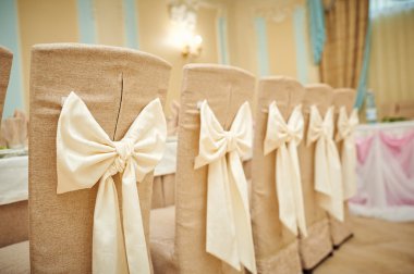 düğün töreni için koltukları dekore edilmiş