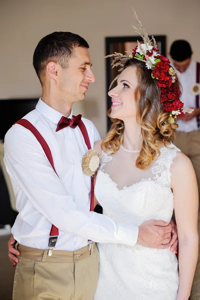 Novia y novio mirando con cariño el uno al otro — Foto de Stock