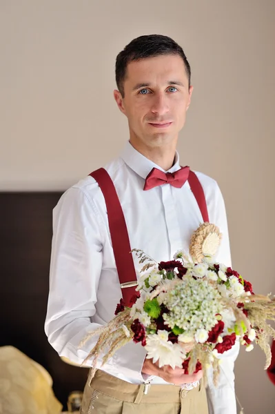 Portrét ženicha s kyticí v ruce — Stock fotografie