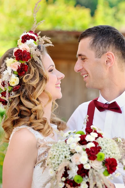 Bruid en bruidegom op zoek liefdevol van elkaar — Stockfoto