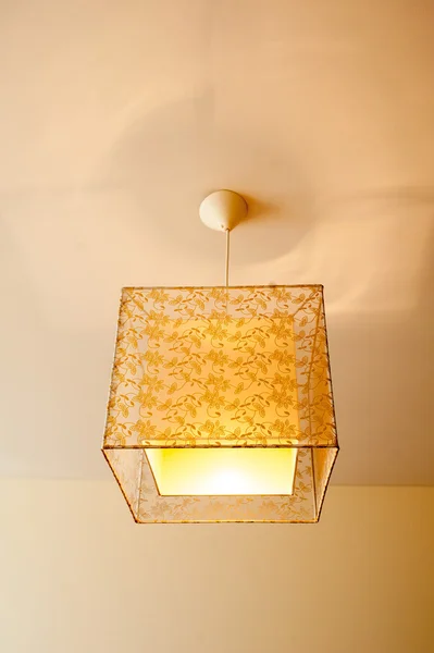 Una lampada illuminata sullo sfondo posteriore — Foto Stock