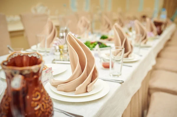 Decorated wedding table in a restaurant — Stock Photo, Image