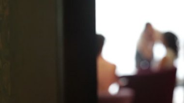 Gelin düğün gününde makyaj yapıyor