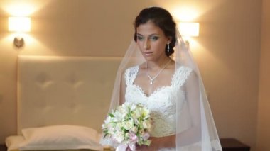 bir düğün buketi tutan mutlu gelin