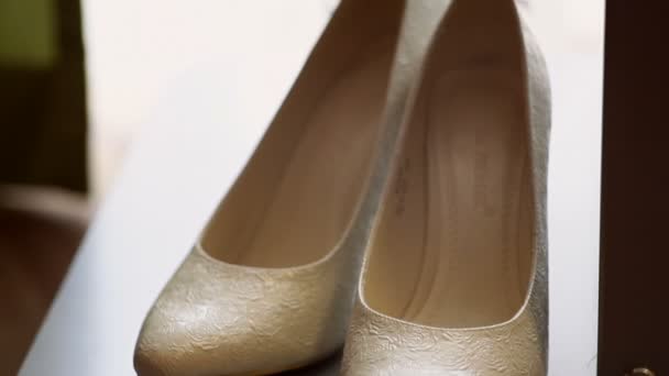 Buquê de casamento e sapatos de noiva — Vídeo de Stock