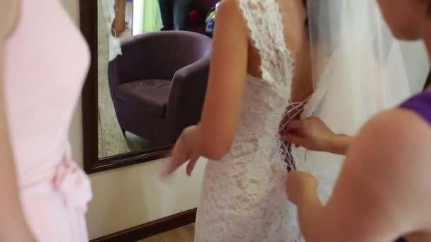 Damas de honor ayudan a la novia a vestirse — Vídeos de Stock