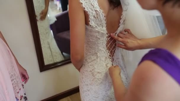 Demoiselles d'honneur aider la mariée à s'habiller — Video