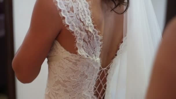 Подружки невесты помогают невесте одеться — стоковое видео