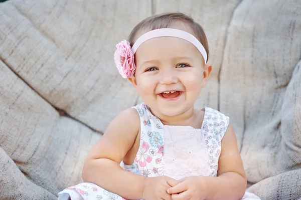 Felice bambina seduta sul divano — Foto Stock