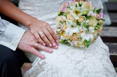 Düğün Çiçeğindeki Eller ve Yüzükler