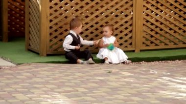 küçük erkek ve kız oturan çardak yakınındaki ve yemek