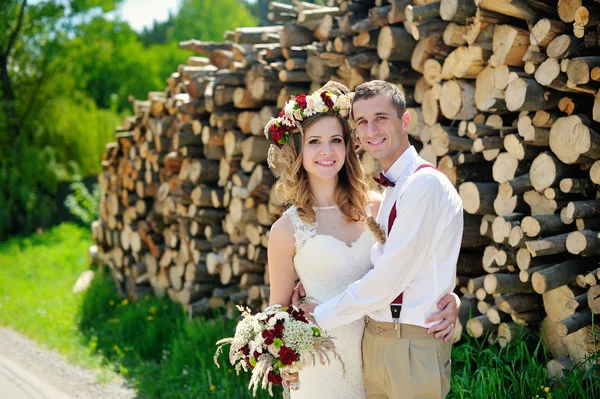 Bride and groom with a wedding bouquet for a walk — Stockfoto