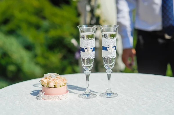 Two glasses with champagne and stand for rings — Stock Photo, Image