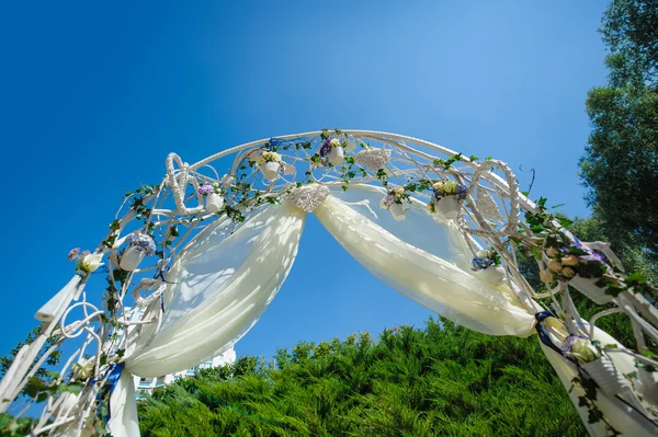 Arco de casamento com flores arranjadas para uma cerimônia de casamento — Fotografia de Stock