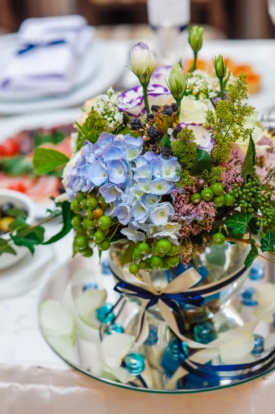 Beautiful flowers on table in wedding day — Stock Photo, Image