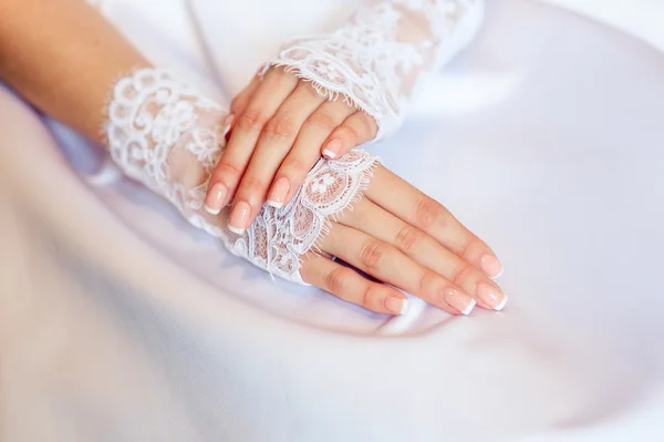 Mains d'une mariée avec une manucure de mariage — Photo