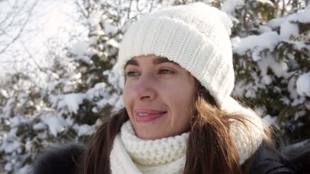 Belle femme dans un chapeau tricoté marche dans le jardin d'hiver — Video