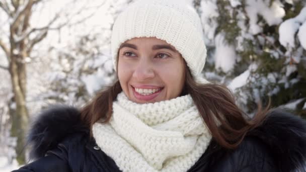 Belle femme dans un chapeau tricoté marche dans le jardin d'hiver — Video