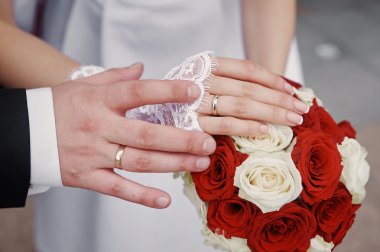 altın yüzük gelin ve Damat Düğün buket üzerinde elleriyle