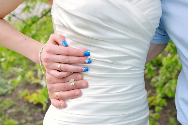 Mano dello sposo abbraccia dolcemente la vita della sposa — Foto Stock