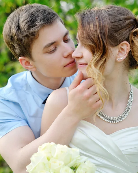 Beautiful sensual wedding couple and gentle bouquet of flowers — Stock Photo, Image