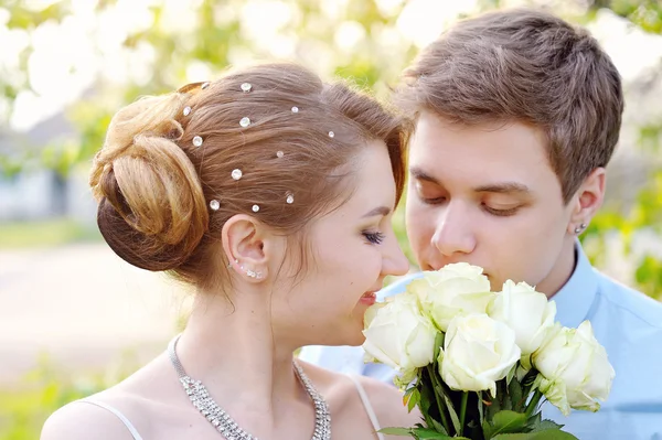 Casal de casamento sensual bonito e buquê doce de flores — Fotografia de Stock