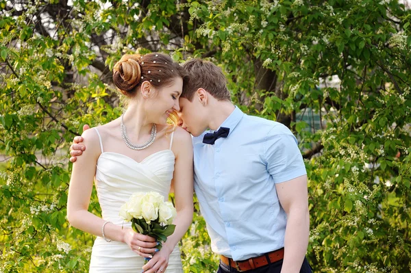 Mooie sensuele bruidspaar en zachte boeket van bloemen — Stockfoto