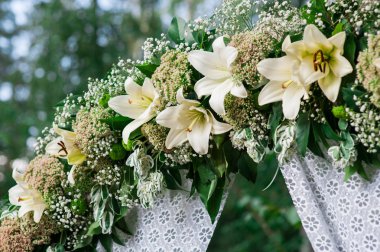 Düğün kemeri. Çiçekler parkta düğün töreni için ayarlanmış.