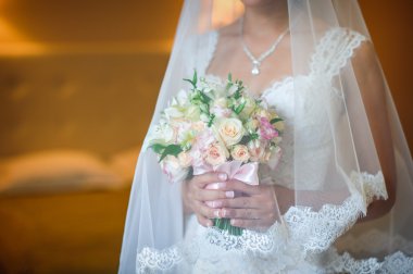 Gelin çok güzel bir buket tutuyor.