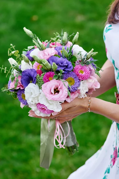 花嫁は美しい結婚式の花束を保持 — ストック写真