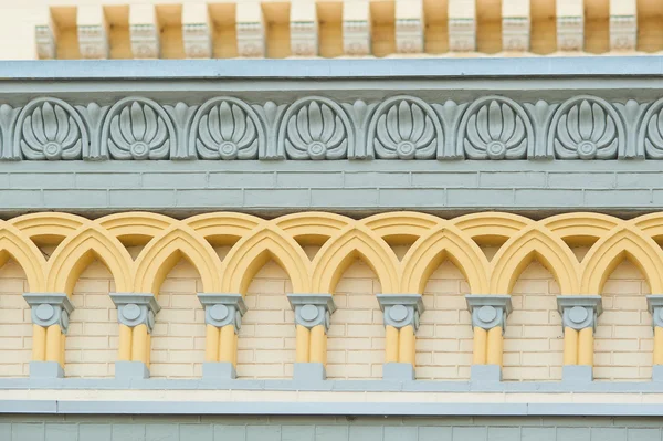 Luxurious wall with graceful columns and arches — Stock Photo, Image