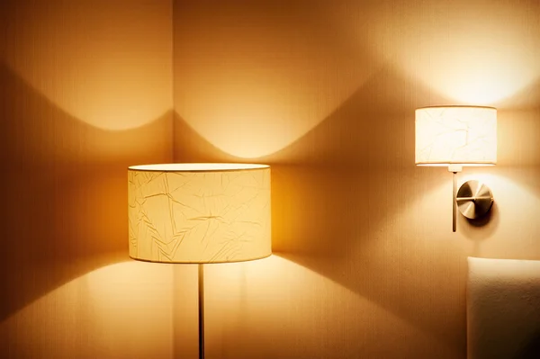 В номере есть красивая настенная лампа — стоковое фото