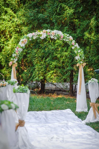 Düğün kemeri. Çiçekler parkta düğün töreni için ayarlanmış. — Stok fotoğraf