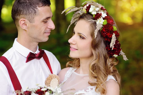 Romantic wedding couple looking at each other — Stock Photo, Image