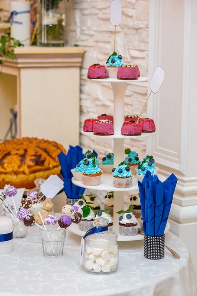 Candy bar with cupcakes Dessert table on wedding dinner — Stock Photo, Image