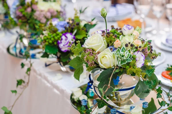 Hermosas decoraciones de flores en la mesa de la boda — Foto de Stock