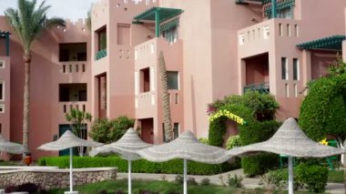 otel binası yeşil palmiye bitki ile topraklarının bir parçası