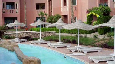 otel binası yeşil palmiye bitki ile topraklarının bir parçası