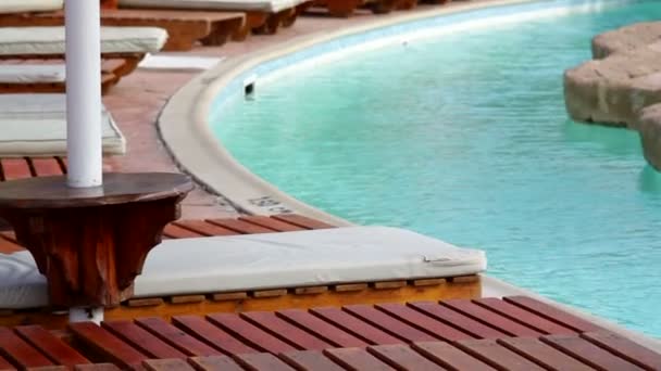 Frammento di piacevole hotel resort di lusso con bella piscina — Video Stock