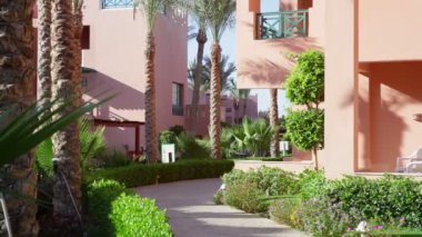 otel binası yeşil palmiye bitki ile topraklarının bir parçası