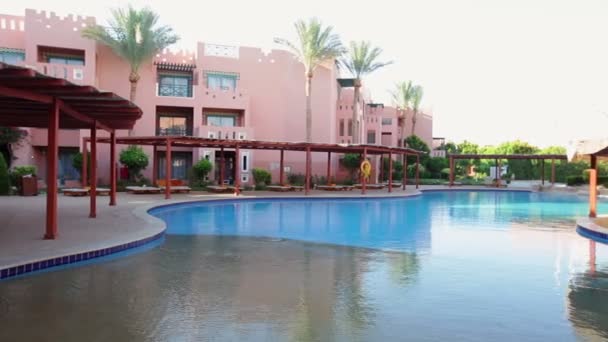 Фрагмент красивого розкішного курортного готелю з красивим басейном — стокове відео