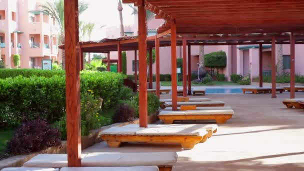 Güzel lüks resort otel güzel Yüzme Havuzu ile parçası — Stok video