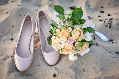 gelin buketi ve kum üzerinde Gelin Ayakkabı